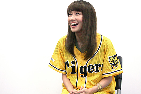 ニュース 各界からエール みんなでガォー 応援隊 各界からエール ガオー 応援隊 第5回 最終回 矢井田瞳さん 阪神タイガース 公式サイト