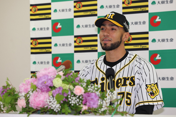 ニュース - チーム - ロベルト・スアレス選手、佐藤輝明選手『5月度