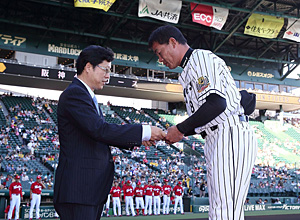 【美品】阪神タイガース 福留孝介選手 ビックリマンシール2018 Amazon.co.jp: 阪神タイガース 福留孝介選手 ビックリマンシール