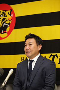 ニュース - チーム - 久慈照嘉内野守備走塁コーチ就任会見｜阪神