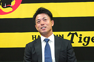 ニュース - チーム - 小宮山慎二選手が契約更改｜阪神タイガース 公式