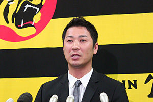 ニュース - チーム - 西岡剛選手が契約更改｜阪神タイガース 公式サイト