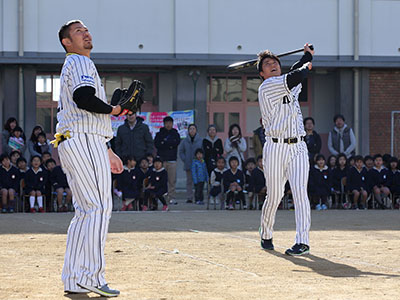 ニュース - チーム - 岩田稔選手と新井良太選手が小学校を訪問｜阪神