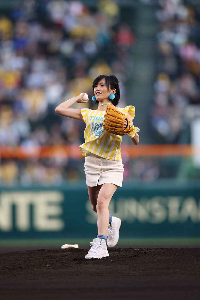 ニュース 始球式 4 水 Nmb48の山本彩さんが始球式に登場 阪神タイガース 公式サイト