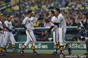 ニュース - イベント - 4/26(火)「伝統の一戦 人文字イベント