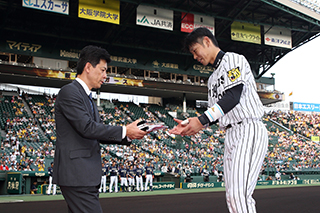ニュース - チーム - 球団選定5月度月間最優秀選手に原口文仁選手