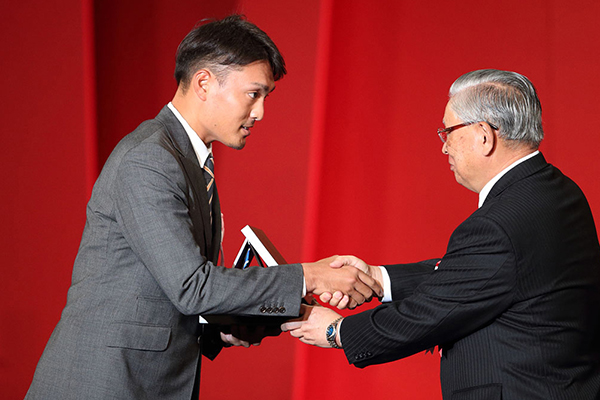 ニュース - チーム - 「NPB AWARDS 2016」髙山俊選手が最優秀新人賞