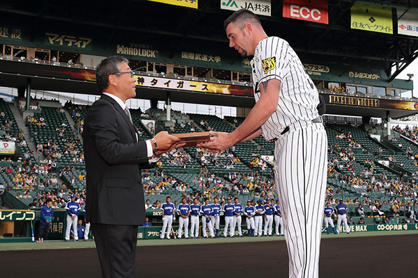 ニュース チーム 3 4月度 日本生命月間mvp 受賞のメッセンジャー選手を表彰 阪神タイガース 公式サイト