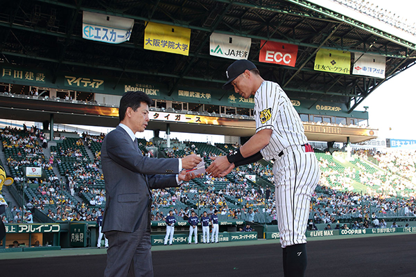 ニュース - チーム - 公式戦通算250盗塁達成の糸井嘉男選手を表彰