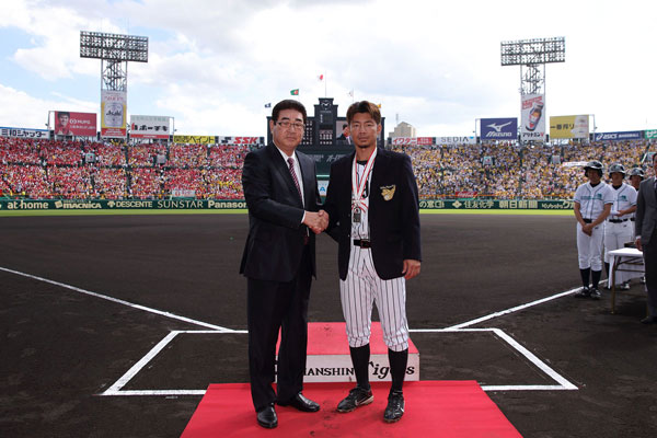 ニュース - チーム - 鳥谷敬選手通算2000本安打達成の連盟表彰式及び