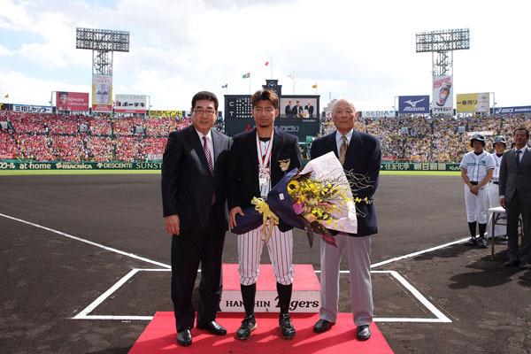 ニュース - チーム - 鳥谷敬選手通算2000本安打達成の連盟表彰式