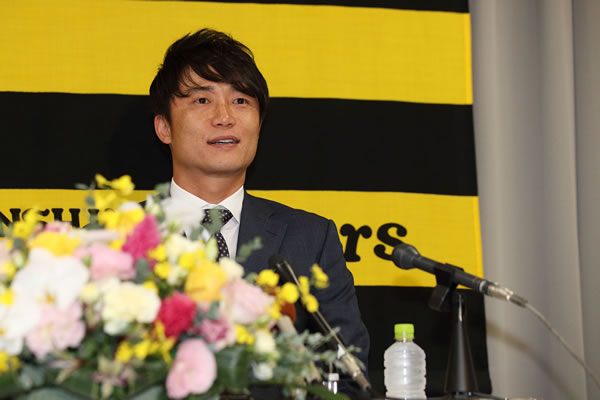 ニュース チーム 新井良太ファーム育成コーチ就任会見 阪神タイガース 公式サイト