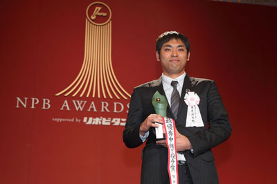 ニュース チーム Npb Awards 2017 桑原謙太朗選手が最優秀中継ぎ投手賞を受賞 阪神タイガース 公式サイト