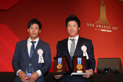 ニュース チーム Npb Awards 2017 桑原謙太朗選手が最優秀中継ぎ投手賞を受賞 阪神タイガース 公式サイト