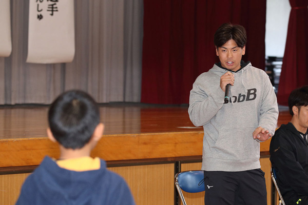 ニュース 社会貢献活動 梅野隆太郎選手 岩貞祐太選手 中谷将大選手 高山俊選手 藤浪晋太郎選手が宜野座村立漢那小学校を訪問 阪神タイガース 公式サイト