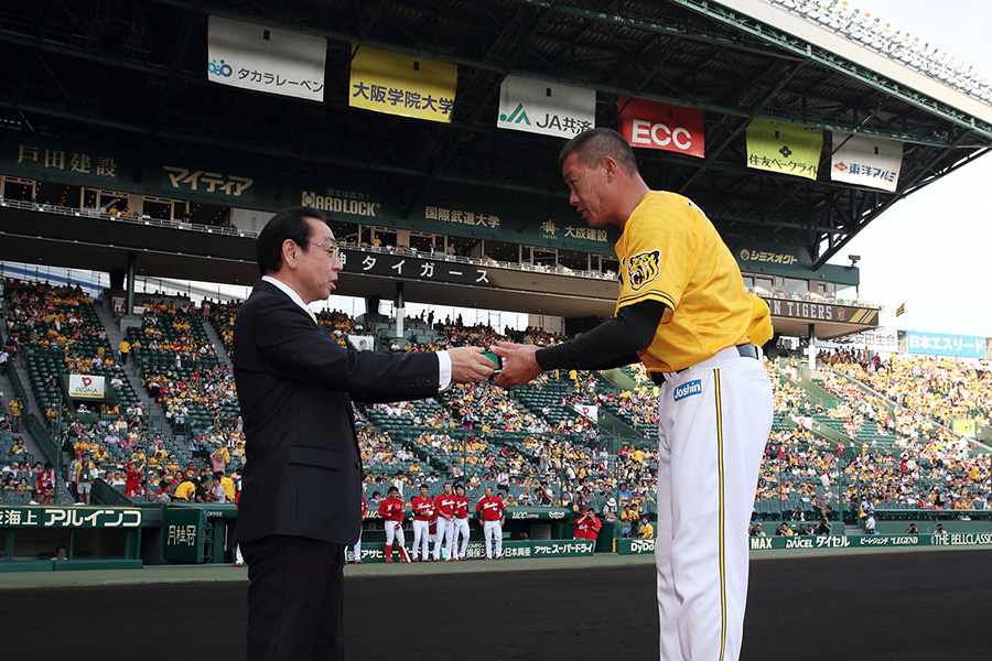 ニュース - チーム - 公式戦通算3000塁打達成の福留孝介選手を ニュース - チーム - 公式戦通算3000塁打達成の福留孝介選手を