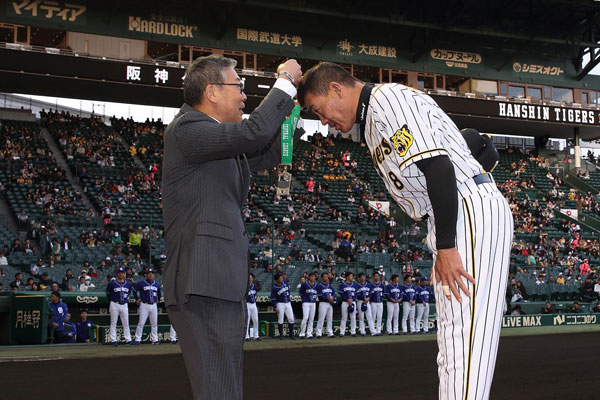 ニュース - 記録 - 公式戦通算1000打点記録達成の福留孝介選手を表彰