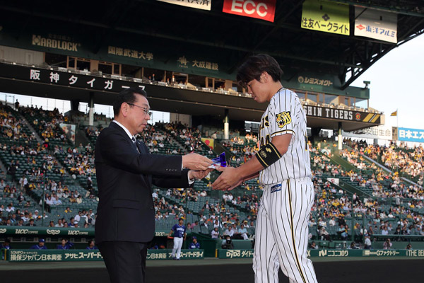 ニュース - チーム - 球団選定3・4月度月間最優秀選手に梅野