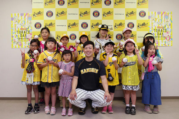 ニュース イベント タイガースガールズフェスタ Toraco Day 開催 約2万5000人の女性ファンが阪神 甲子園球場に集結し 可愛くタイガースを応援 阪神タイガース 公式サイト