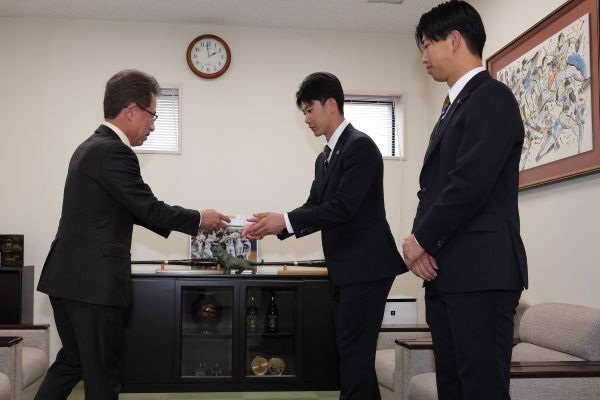 ニュース - チーム - 20歳を迎えた山田脩也選手・百﨑蒼生選手へ記念品