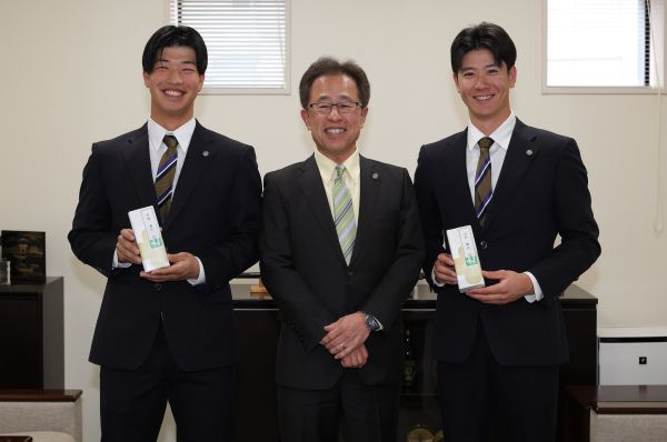 ニュース - チーム - 20歳を迎えた山田脩也選手・百﨑蒼生選手へ記念品