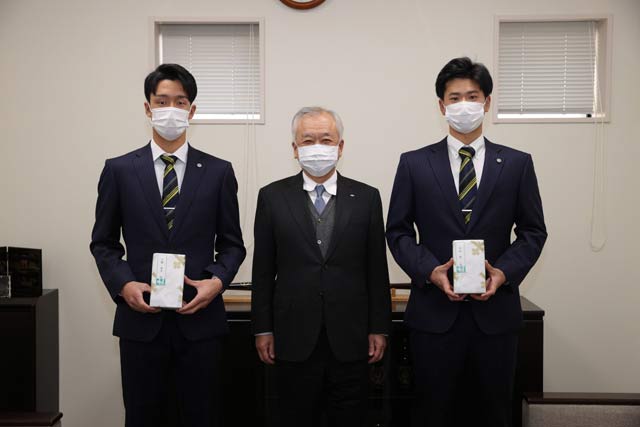 ニュース - その他 - 新成人の小幡竜平選手と川原陸選手へ記念品を贈呈