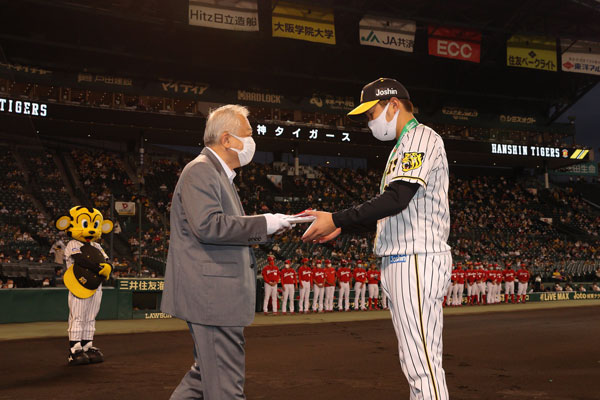 ニュース - チーム - 公式戦通算100勝利達成の西勇輝選手を表彰｜阪神