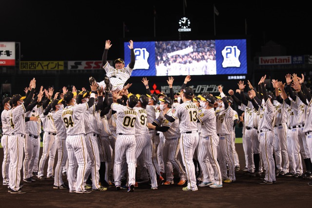 阪神タイガース　岩田 稔 引退記念ピンバッジセット ニュース - チーム - 岩田稔選手引退セレモニーを実施｜阪神