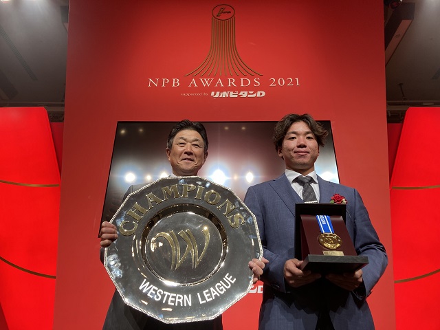 ニュース - チーム - 「NPB AWARDS 2021」佐藤輝明選手、伊藤将司選手