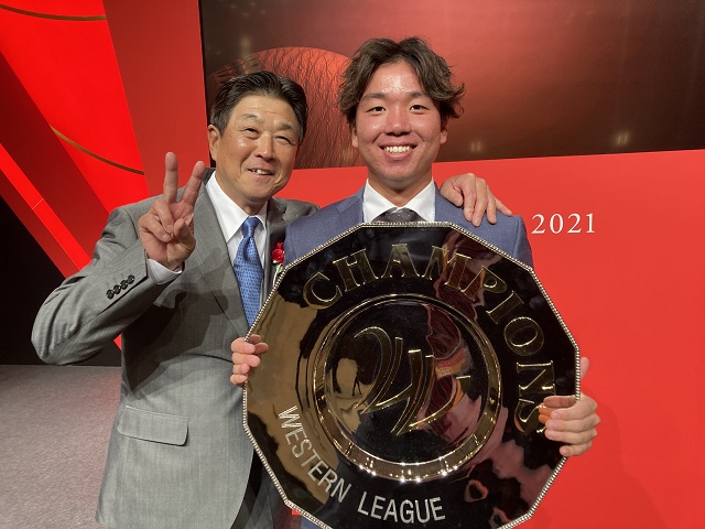 ニュース - チーム - 「NPB AWARDS 2021」佐藤輝明選手、伊藤