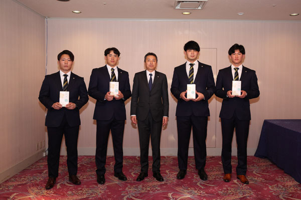 ニュース - チーム - 新成人の井上広大選手ら4名へ記念品を贈呈｜阪神