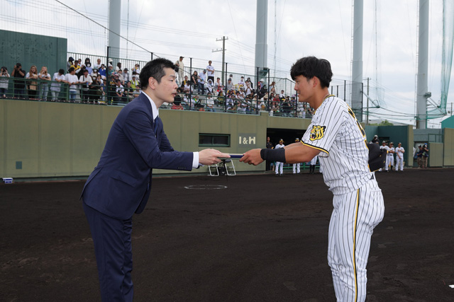 ニュース ファーム 前川右京選手5月度「スカパー！ファーム月間MVP賞」表彰式を実施｜阪神タイガース 公式サイト