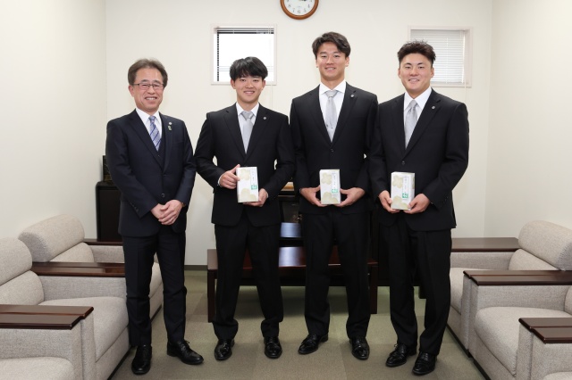 ニュース - チーム - 20歳を迎えた森木大智選手・前川右京選手・中川勇