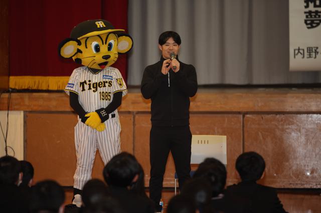 ニュース - 野球振興 - 中野拓夢選手らが「宜野座村立 宜野座