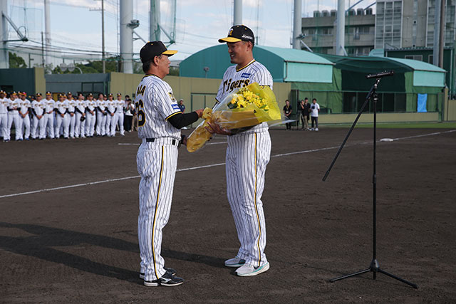 ニュース - チーム - 9/24(火)、阪神鳴尾浜球場にて秋山拓巳選手の引退試合・セレモニーを開催しました｜阪神タイガース 公式サイト