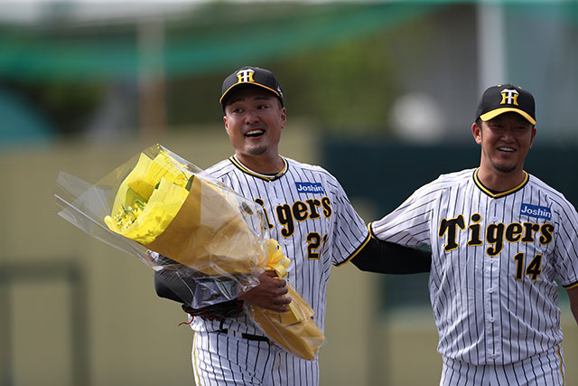 ニュース - チーム - 9/24(火)、阪神鳴尾浜球場にて秋山拓巳選手の引退試合・セレモニーを開催しました｜阪神タイガース 公式サイト