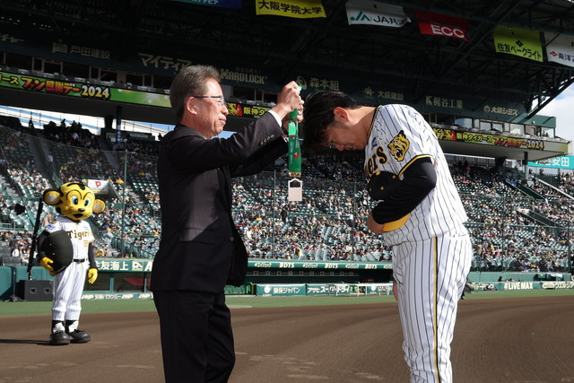 ニュース - チーム - 西勇輝選手「公式戦通算2000投球回」表彰式を実施