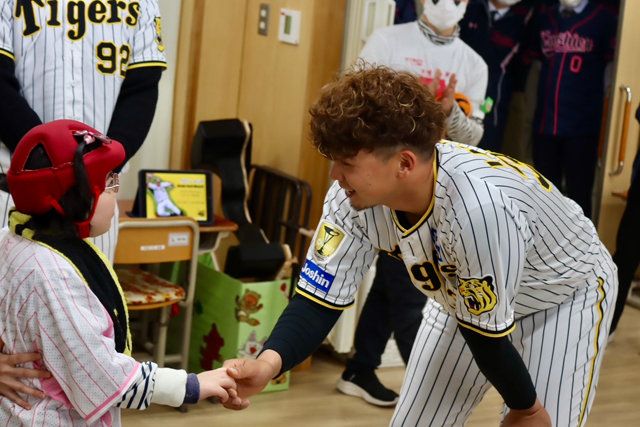 ニュース - 社会貢献活動 - 川原陸選手、井上広大選手が西宮市立西宮