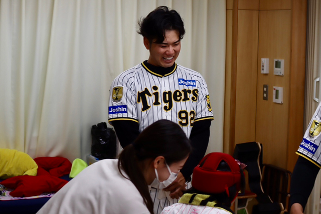 ニュース - 社会貢献活動 - 川原陸選手、井上広大選手が西宮市立西宮