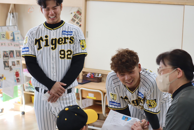 ニュース - 社会貢献活動 - 川原陸選手、井上広大選手が西宮市立西宮