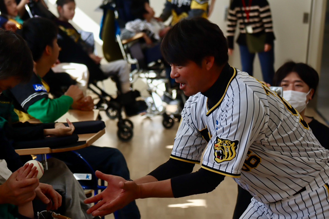 ニュース - 社会貢献活動 - 川原陸選手、井上広大選手が西宮市立西宮