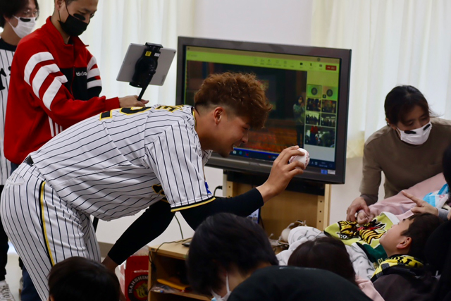 ニュース - 社会貢献活動 - 川原陸選手、井上広大選手が西宮市立西宮