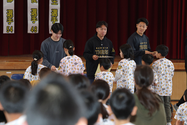 ニュース - 野球振興 - 中野拓夢選手らが「宜野座村立 宜野座
