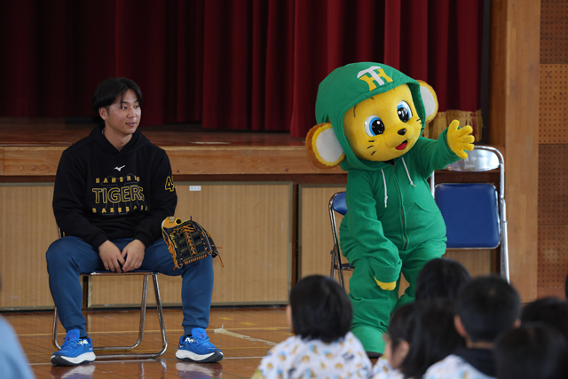 ニュース - 野球振興 - 中野拓夢選手らが「宜野座村立 宜野座