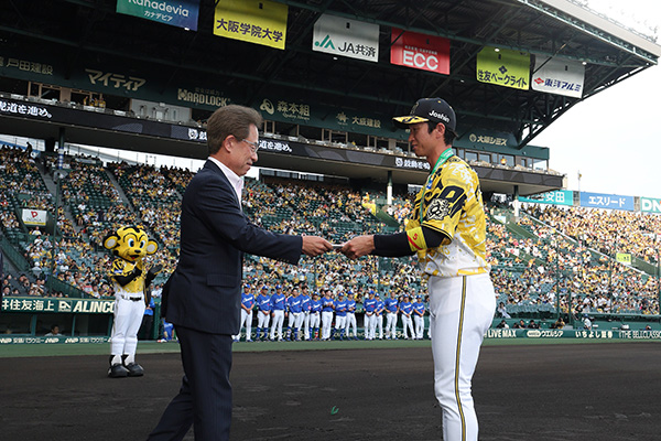 ニュース - チーム - 近本光司選手 「公式戦通算1000本安打記録」表彰