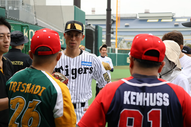 ニュース - 野球振興 - 秋山BA、陽川・江越アカデミーコーチが