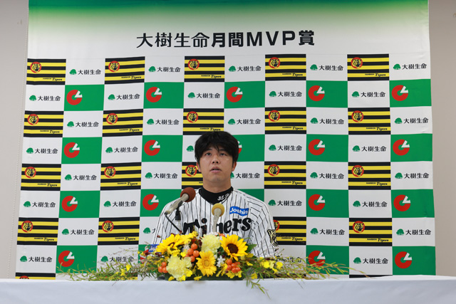 ニュース - チーム - 才木浩人選手『8月度大樹生命月間MVP賞』を受賞