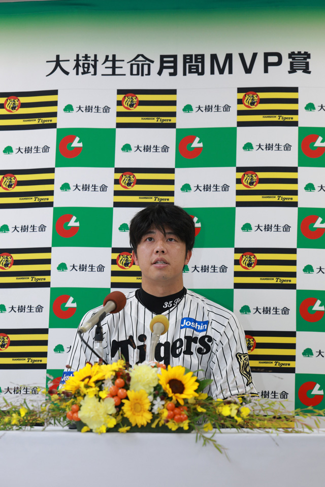 ニュース - チーム - 才木浩人選手『8月度大樹生命月間MVP賞』を受賞