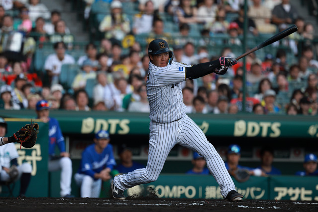 マックス 大山悠輔 2022年交流戦 本塁打王＆打点王記念フォトファイル 大山悠輔 2022年交流戦 本塁打王＆打点王獲得記念直筆サイン入り