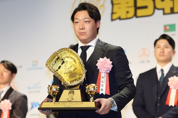 ニュース - チーム - 「第54回 三井ゴールデン・グラブ賞」表彰式に